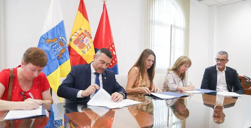 El presidente del Cabildo y el consejero de Asuntos Sociales durante la firma del acuerdo.