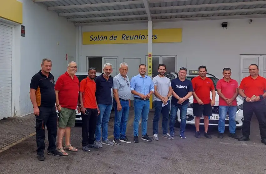 Reunión de los representantes municipales con trabajadores del sector del taxi.