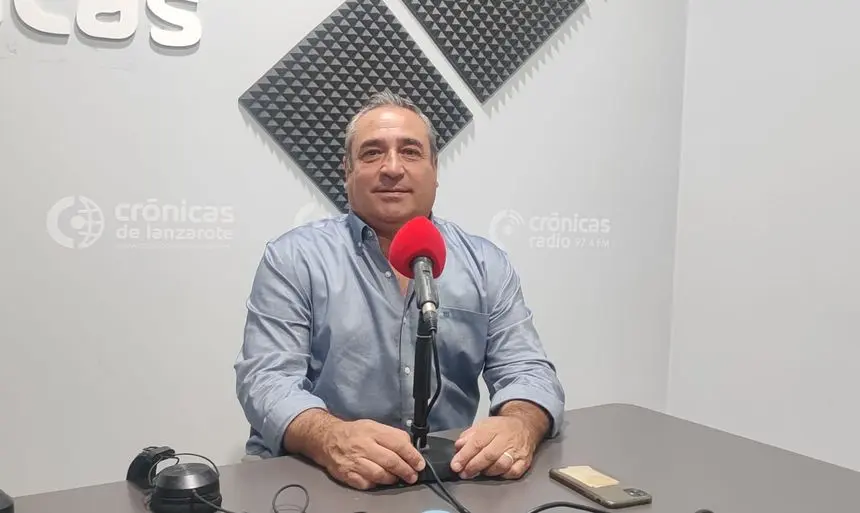 Ángel Vázquez en el estudio de Crónicas Radio.