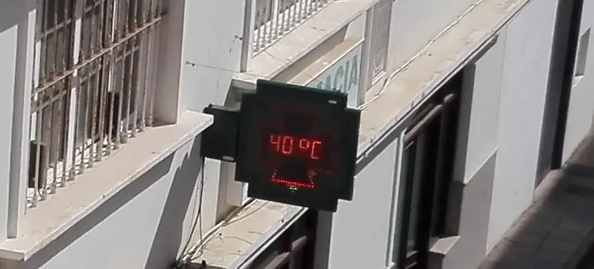 Imagen de un termómetro en una farmacia de Arrecife.