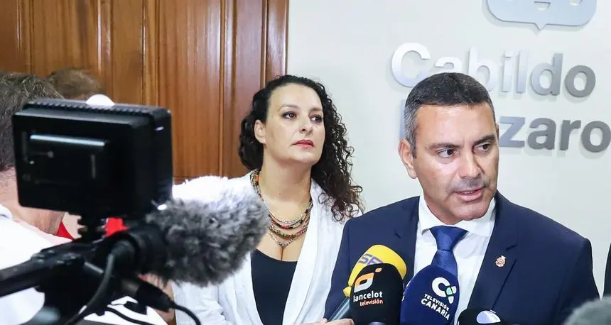 Mónica Hernández, directora de Adislán, junto al presidente del Cabildo de Lanzarote, Oswaldo Betancort.