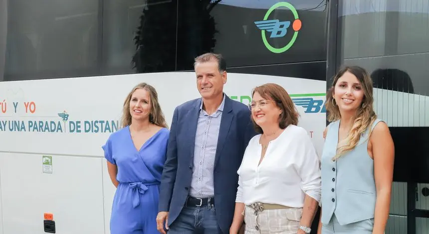 El consejero de Transportes con las responsables del servicio.