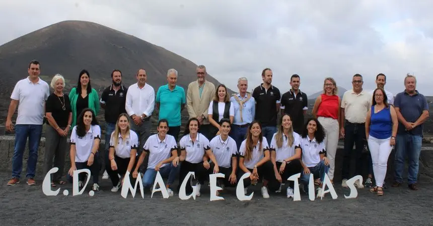 Imagen del equipo y de las distintas autoridades que acudieron a la cita.