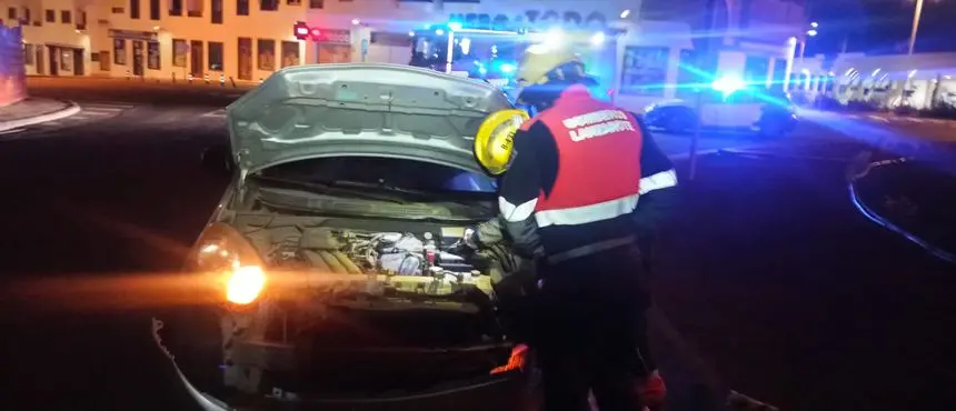 Imagen de los bomberos desconectando la batería del vehículo siniestrado