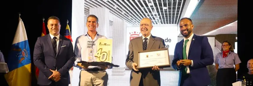 Los representantes de la familia Calero junto al alcalde de Yaiza y el concejal de Turismo