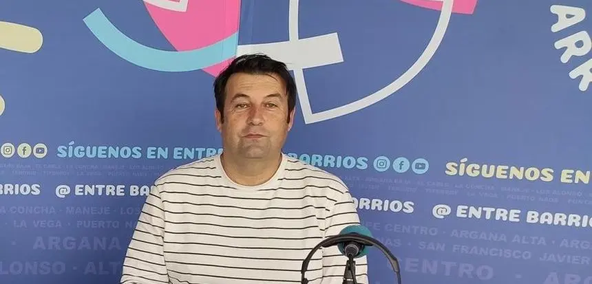 Antonio Rocío en el estudio del programa Entre Barrios de Crónicas Radio