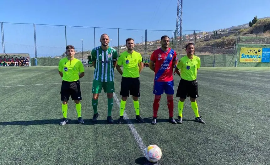 Los dos capitanes junto a los colegiados del encuentro