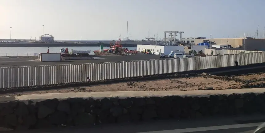 Desembarco de inmigrantes tras su llegada en patera a Lanzarote en el muelle de los Mármoles.