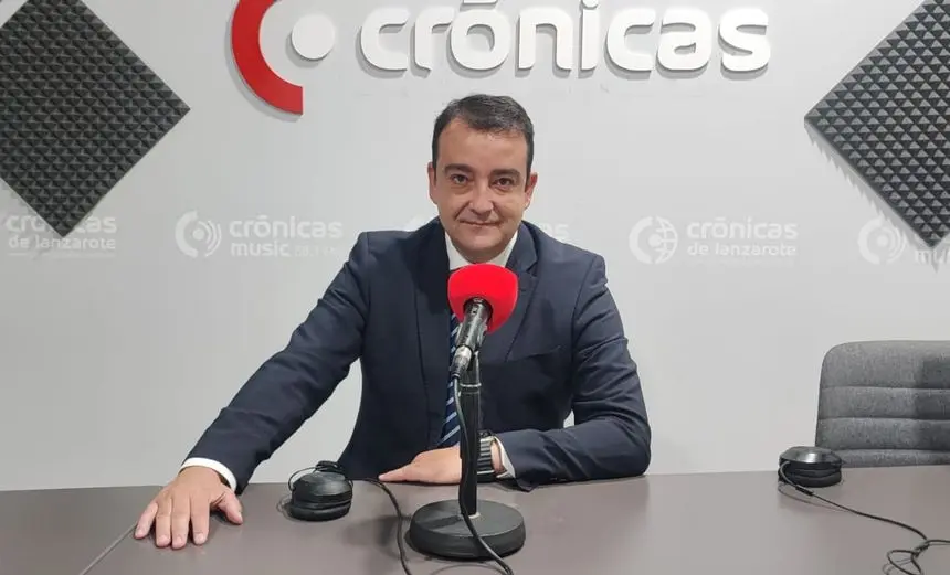 José Valle en el estudio de Crónicas Radio.