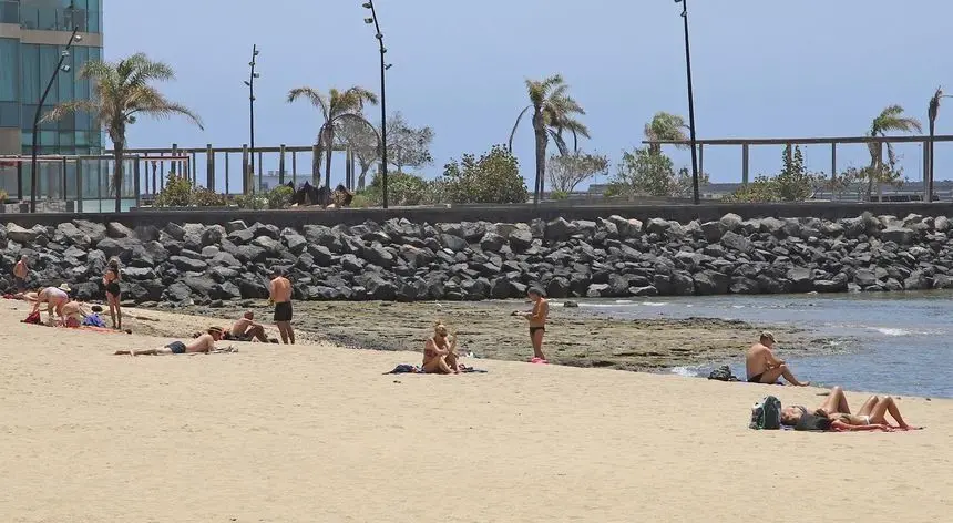 Imagen de personas en la playa del Reducto.