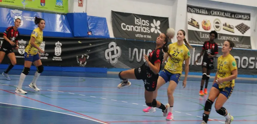 Imagen de una jugadora del San José Obrero realizando un lanzamiento.