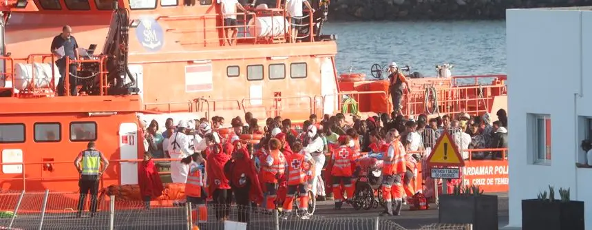 Inmigrantes a su llegada al Puerto de Arrecife (2)
