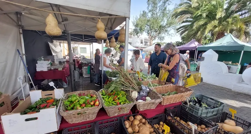Mercado Tradicional en la plaza junto a la iglesia de San Ginés. El alcalde asiste a saludar a los titulares de los puestos