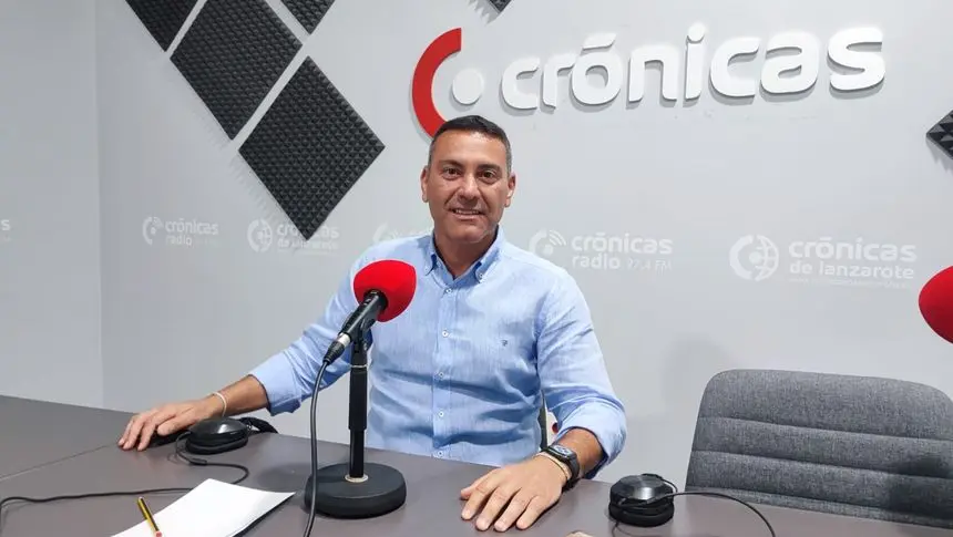 Oswaldo Betancort en los estudios de Crónicas Radio.