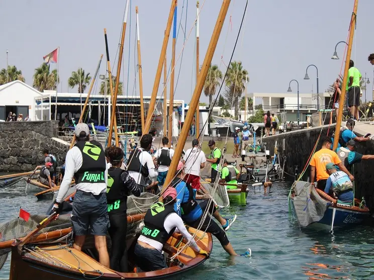 Barquillos de Vela agolpados en las instalaciones de Marina Colón.