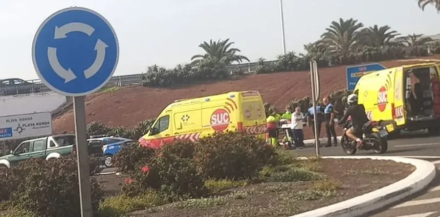 Imagen del momento en el que actuó el equipo médico que acudió a la rotonda de Playa Honda.