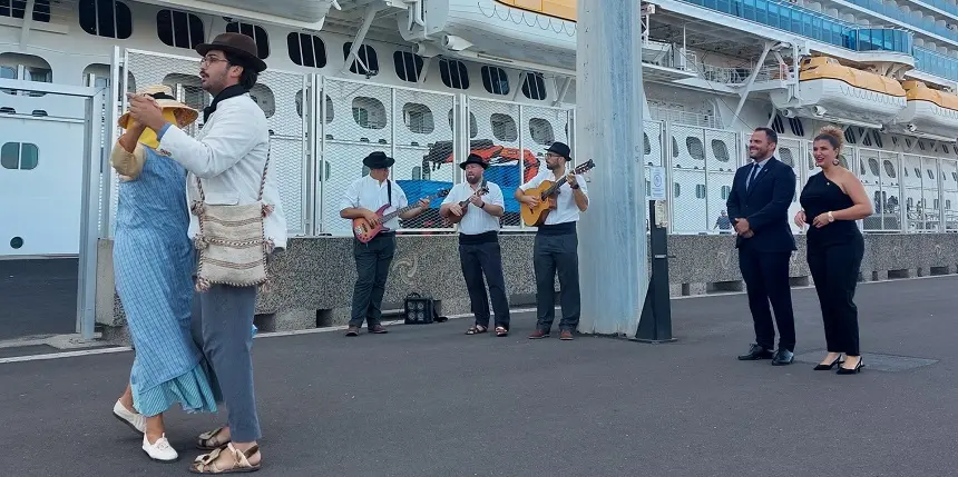 Arrecife dinamiza la llegada de los turistas en cruceros. El alcalde  junto a la concejal de Turismo hoy en la presentación del Plan