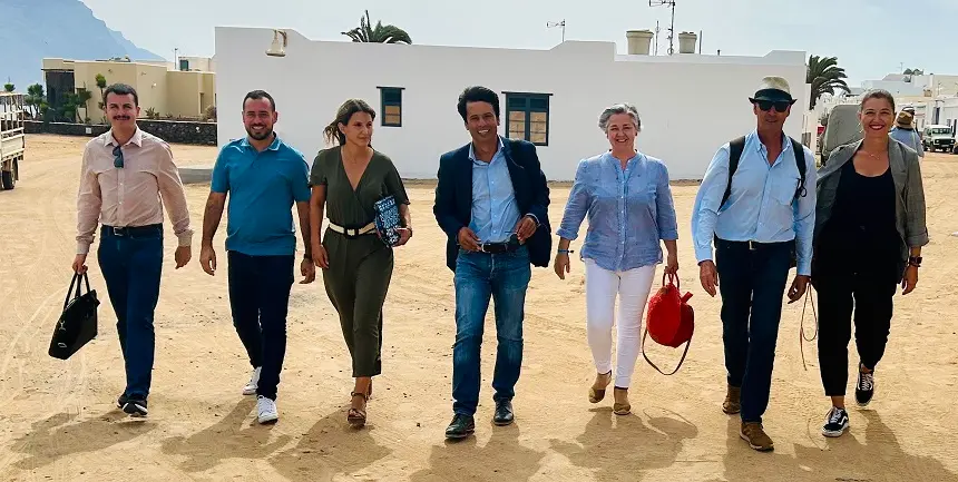 Imagen de los concejales del PSOE llegando a La Graciosa para acudir al pleno.