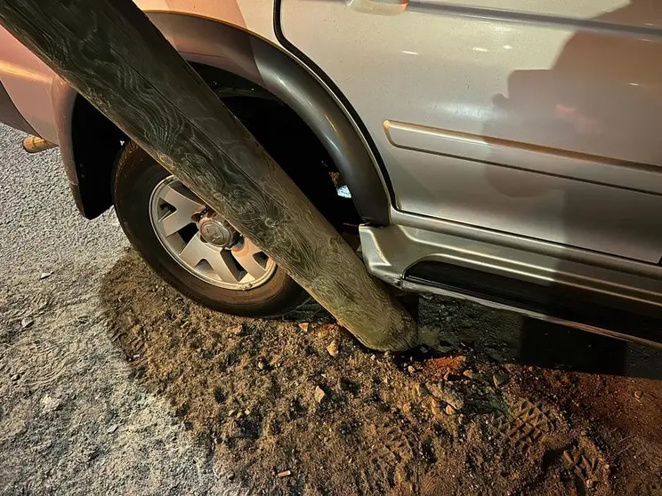 Choque de un coche contra un poste de la luz en Arrecife.