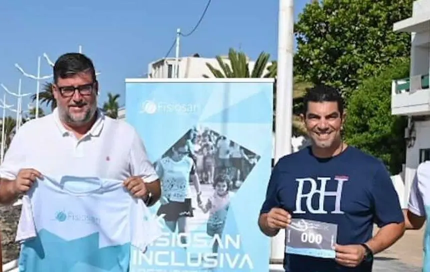 El alcalde y concejal de Deportes de San Bartolomé, Isidro Pérez y Alexis Hernández, en uan prueba deportiva en el municipio.