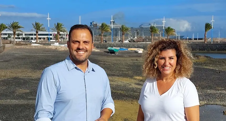 El alcalde de Arrecife y la concejal de Turismo en el Charco de san Ginés. Al fondo crucero turistico zarpando desde Arrecife