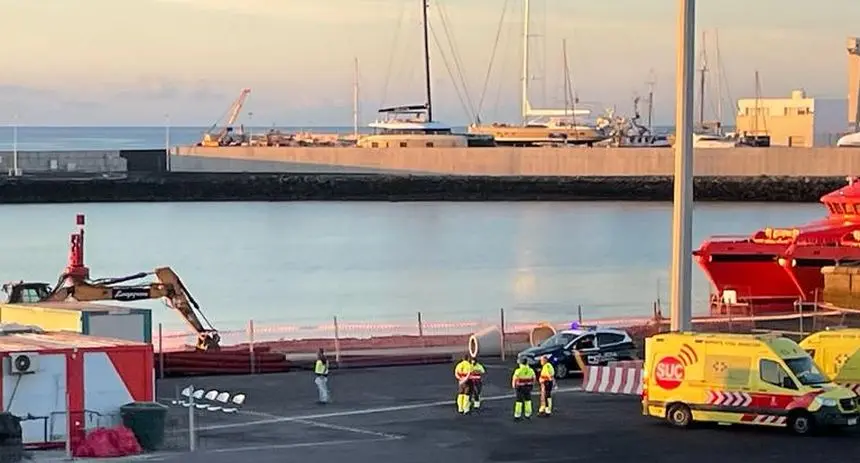 El operativo habitual dispuesto en Puerto Naos a la espera de la llegada de los inmigrantes
