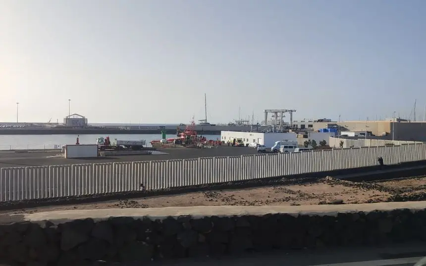 Inmigrantes llegados en pateras atendidos este lunes en el puerto de Arrecife.