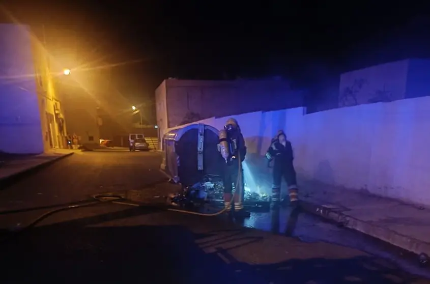 Incendio en la calla Campoamor de Arrecife.