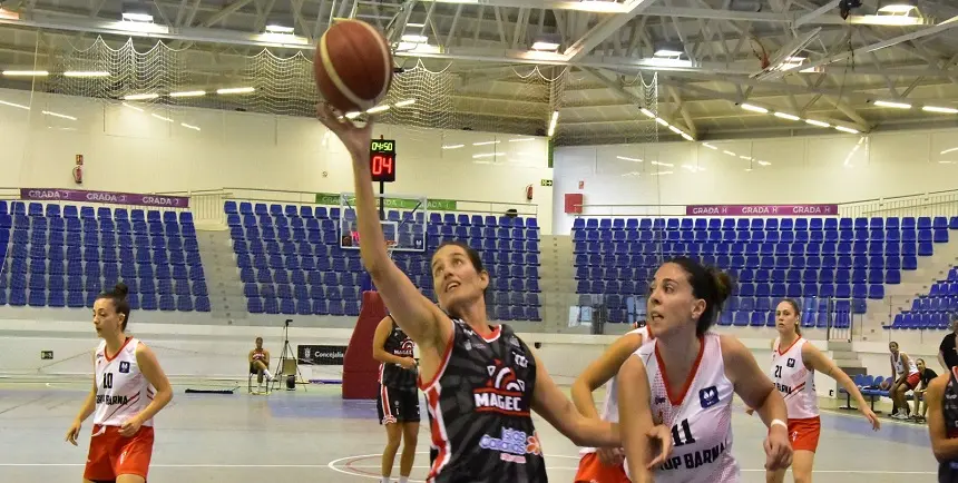Verónica Matoso cogiendo un rebote ante la jugadora rival.