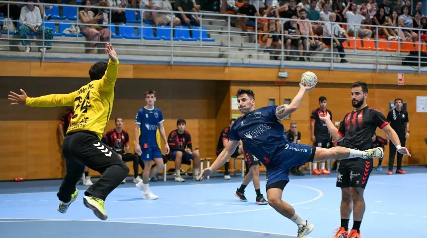 Jugador del OAR Coruña realizando un lanzamiento ante el portero del Landbit Lanzarote.