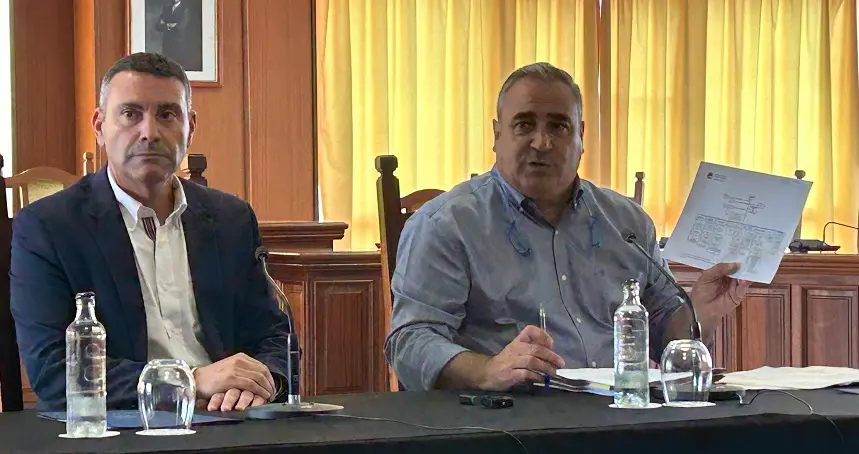 Ángel Vázquez junto a Oswaldo Betancort en la comparecencia ante los medios por las cuentas de los CACT.