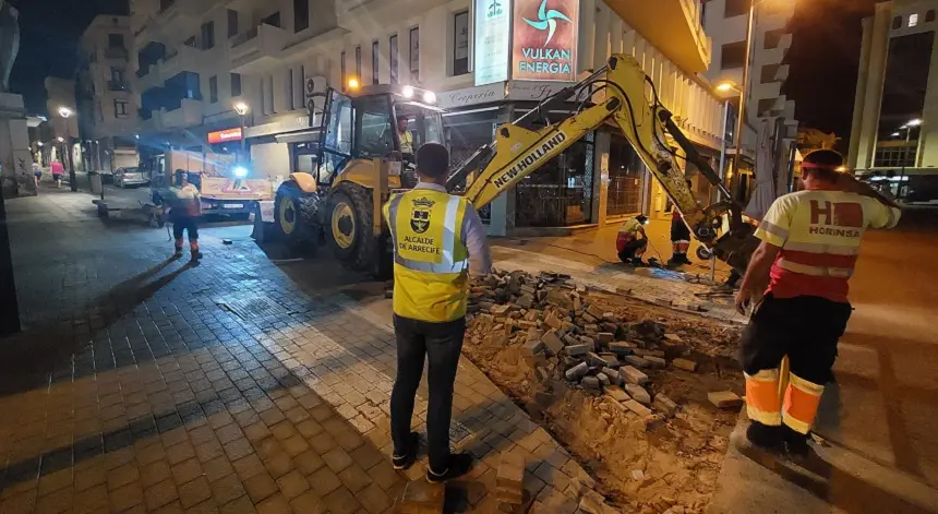 Arrecife ejecuta obras y reasfalta el entorno del IES Agustín Espinosa. El alcalde supervisa, de noche, los trabajos de retirada del adoquinado