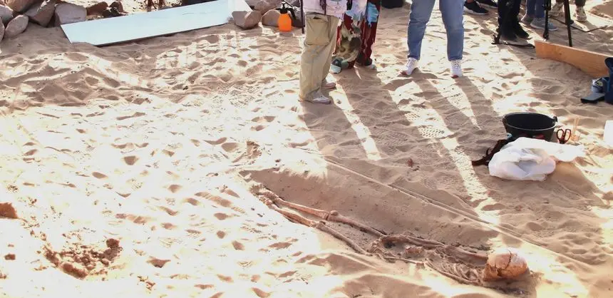 Imagen de uno de los cuerpos encontrados enterrado en la arena
