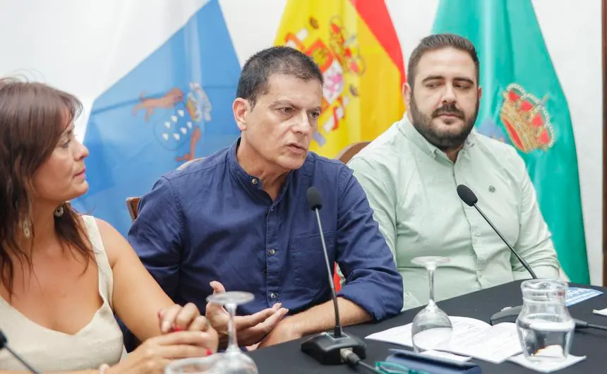 Benito Cabrera con la alcaldesa de Teguise y el concejal de Cultura