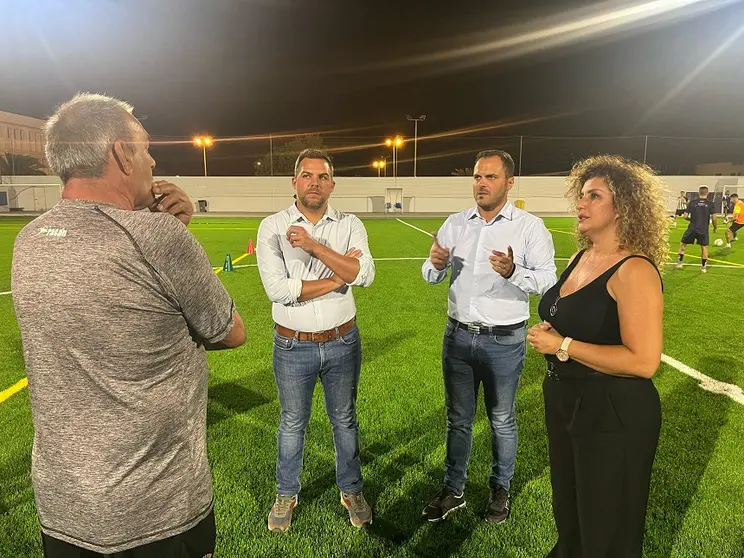 Nuevas  instalaciones del Campo Municipal Agapito Reyes Viera. El alcalde, el consejero de Obras Públicas, y la concejala de Deportes comparten un entrenamiento 