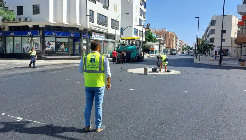 Imagen del alcalde de Arrecife visitando la obra