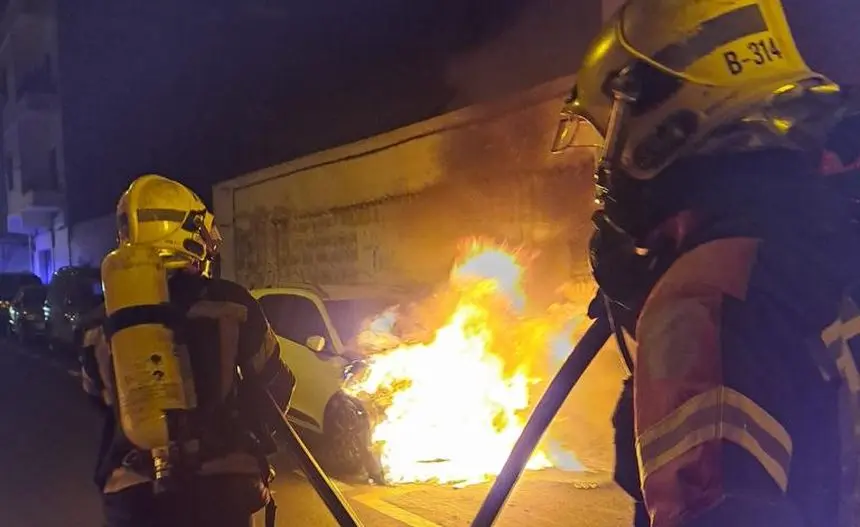 Momento de la actuación de los bomberos