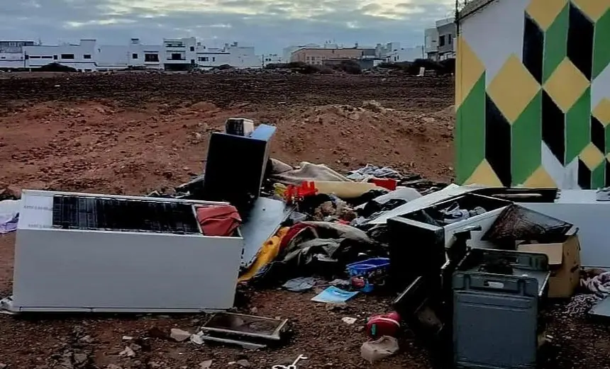 Residuos arrojados en el barrio de Argana Alta, e identificado el autor por la Policía Local