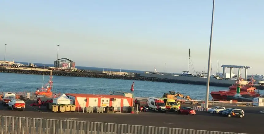 Imagen de este jueves festivo con el operativo preparado para atender a los inmigrantes en Puerto Naos