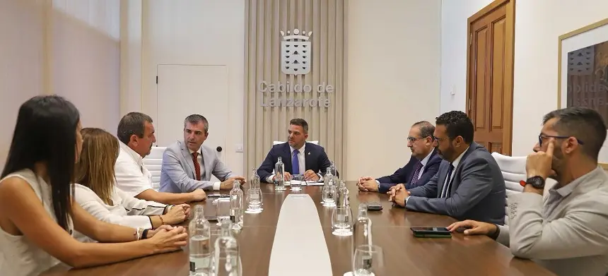 Visita de Manuel Domínguez al Cabildo de Lanzarote.