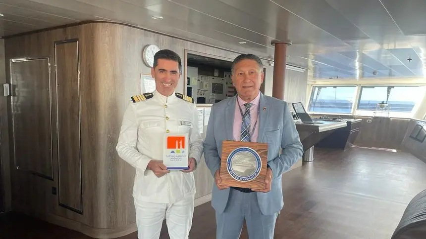 Recepción del World Navigator  a las autoridades locales. El segundo teniente de alcalde Roberto Herbón hace entrega de un detalle