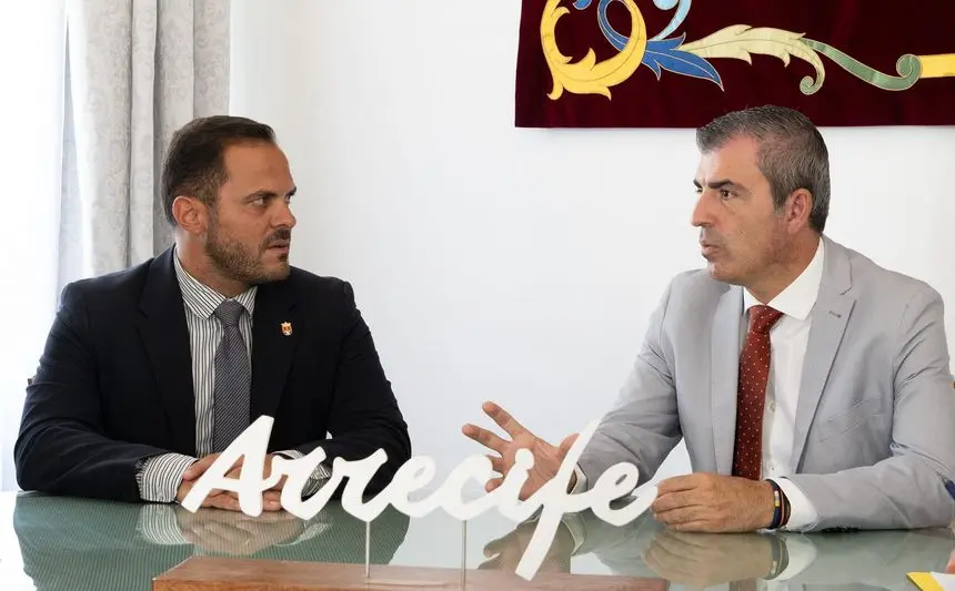 Visita del vicepresidente de Canarias al Ayuntamiento de Arrecife. Manuel Domínguez y el alcalde Yonathan de León