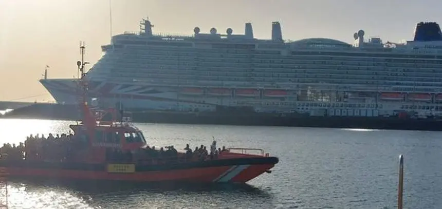 Contraste de un día cualquiera en Lanzarote en el que se mezcla la imagen de inmigrantes llegando con Salvamento y turistas en un crucero de lujo