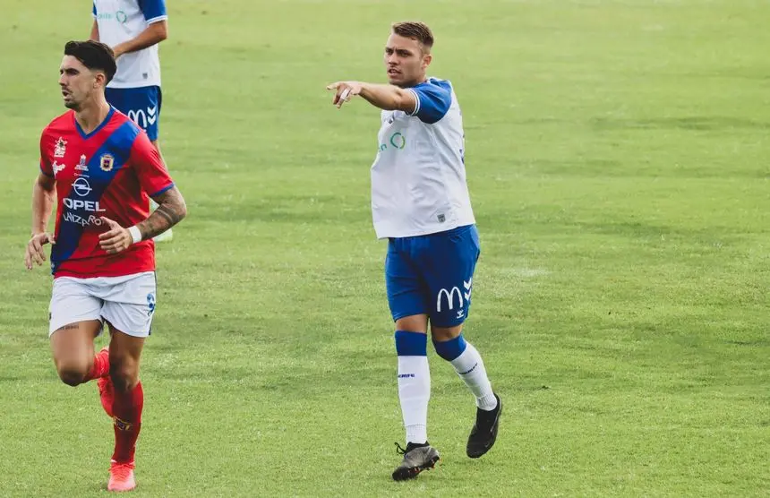 Los jugadores de los dos equipos en uno de los lances del juego