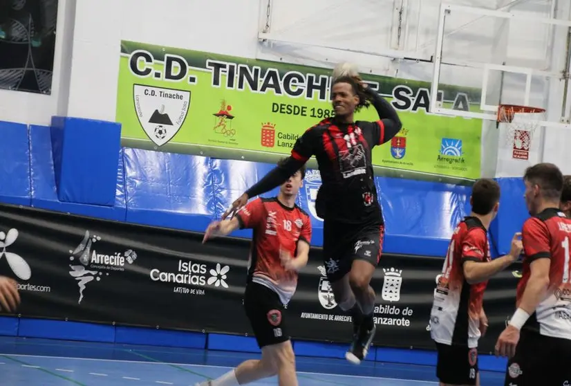 Uno de los poderosos saltos de un jugador del equipo local