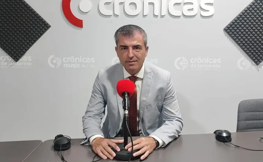Manuel Domínguez en el estudio de Crónicas Radio.