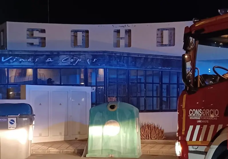 Camión de los bomberos junto al local afectado.