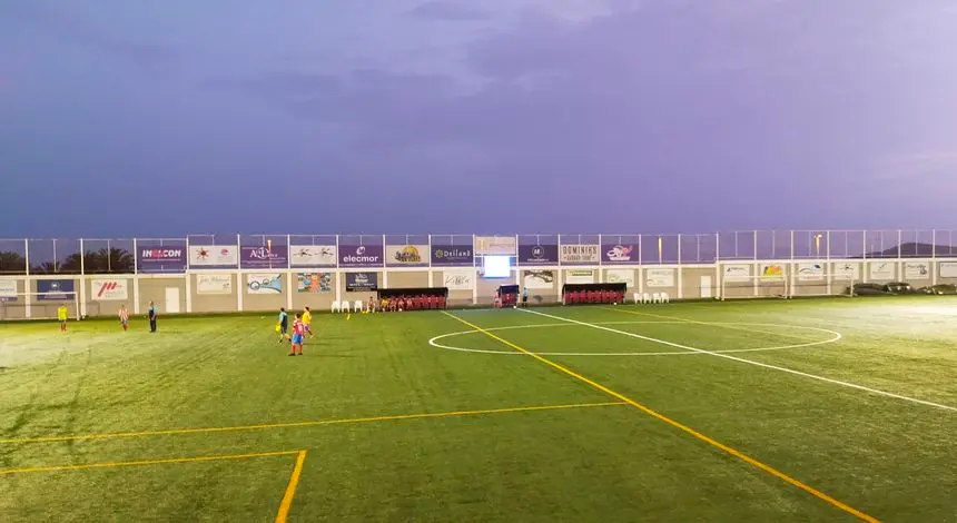 Imagen de un campo de césped artificial en San Bartolomé.