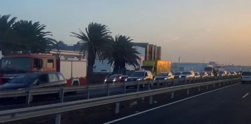 Imagen de los bomberos actuando y las grandes colas formadas a causa del choque.