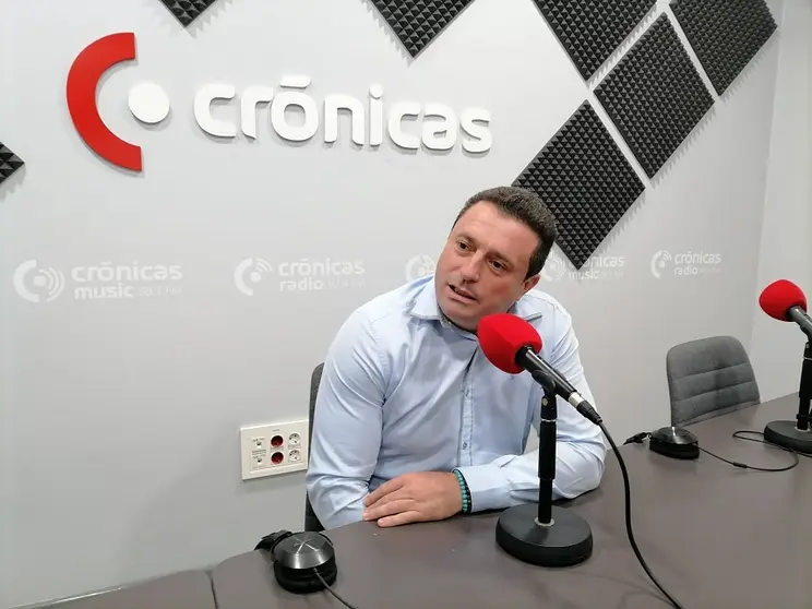 Óscar Noda en los estudios de Crónicas Radio.